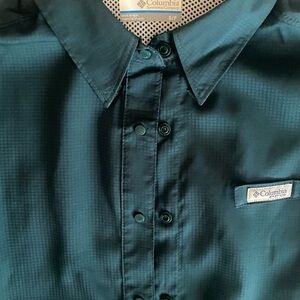 Columbia Women PFG Forest Green “Omni-Shade” Snap Front 2 pocket Shirt Small